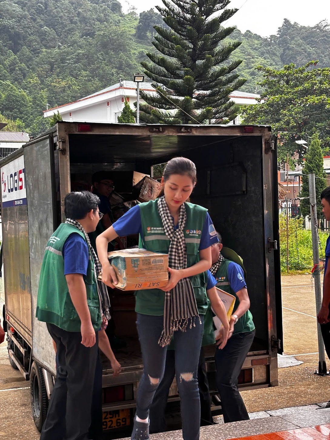 Việc làm đầu tiên của Quế Anh sau hơn một tháng đăng quang Hoa hậu