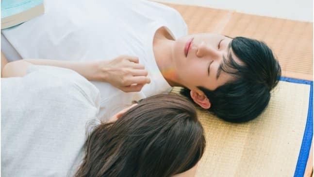 'Love Next Door' tiếp tục tăng rating vì Jung So Min và Jung Hae In hôn nhau quá 'đắm đuối'