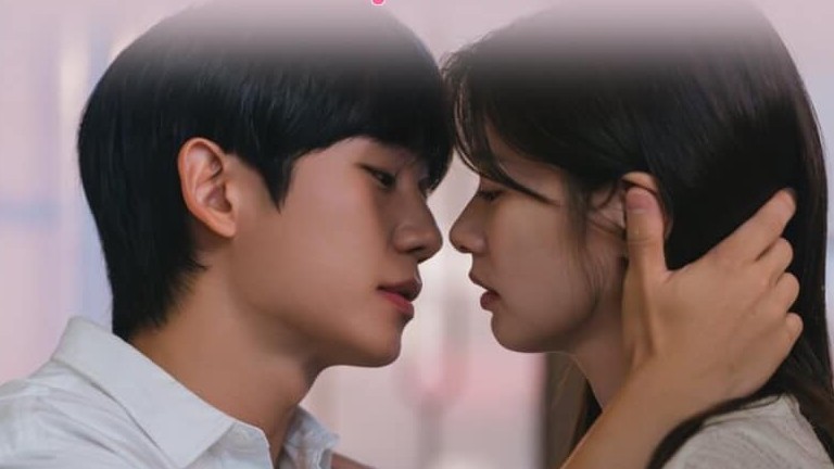 'Love Next Door' tiếp tục tăng rating vì Jung So Min và Jung Hae In hôn nhau 'đắm đuối'