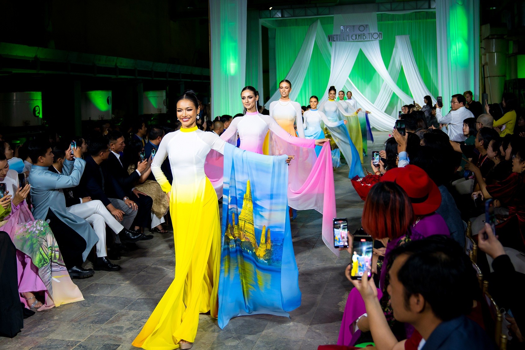 Thí sinh 'Miss Cosmo 2024' trình diễn Cổ phục và Áo dài Việt tại sự kiện 'Best of Vietnam Exhibition - Ao dai show'