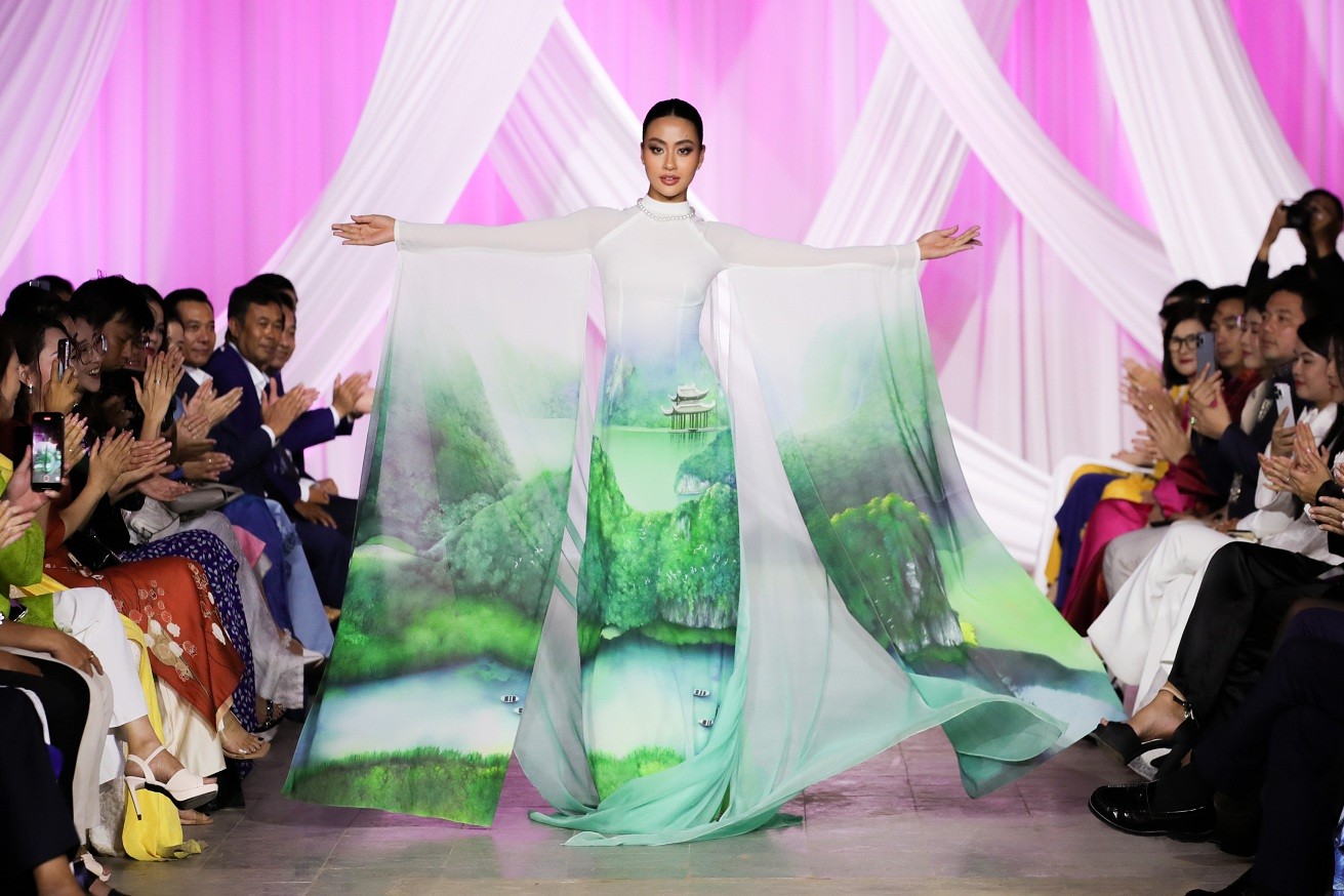 Thí sinh 'Miss Cosmo 2024' trình diễn Cổ phục và Áo dài Việt tại sự kiện 'Best of Vietnam Exhibition - Ao dai show'