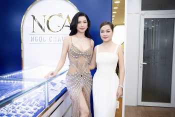 Á hậu Hoàng Nhung 'đọ sắc' cùng Hoa hậu Hoàng Thanh Nga