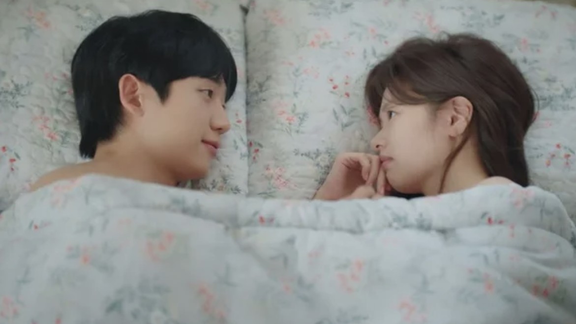 Cảnh giường chiếu trong 'Love Next Door' của Jung Hae In và Jung So Min gây tranh cãi nảy lửa