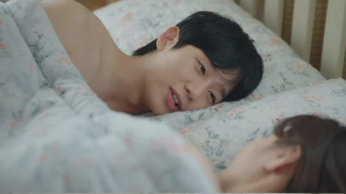 Cảnh giường chiếu trong 'Love Next Door' của Jung Hae In và Jung So Min gây tranh cãi nảy lửa