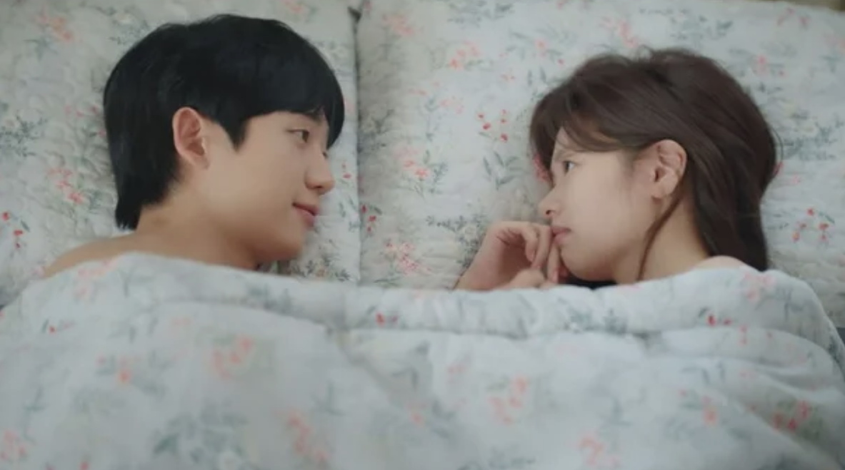 Cảnh giường chiếu trong 'Love Next Door' của Jung Hae In và Jung So Min gây tranh cãi nảy lửa