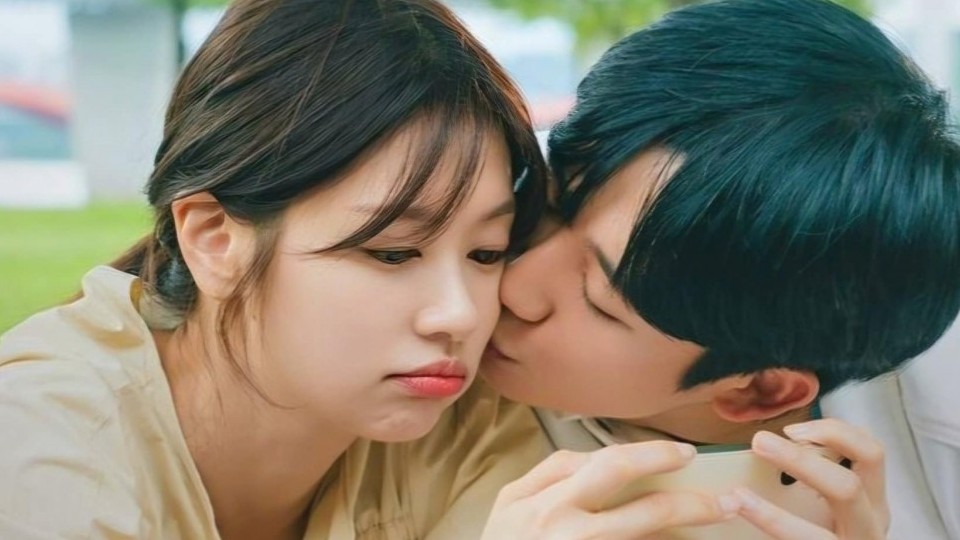 Vì sao Jung Hae In và Jung So Min lại được fan 'đẩy thuyền' mạnh đến vậy?