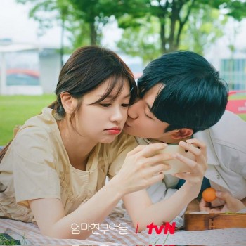 Vì sao Jung Hae In và Jung So Min lại được fan 'đẩy thuyền' mạnh đến vậy?