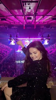 Diện thiết kế Công Trí, Selena Gomez quyến rũ hơn bội phần