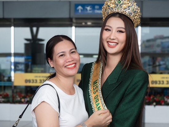 Mẹ Võ Lê Quế Anh tiễn con gái dự thi 'Miss Grand International 2024'