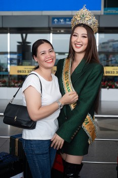 Mẹ Võ Lê Quế Anh tiễn con gái dự thi 'Miss Grand International 2024'