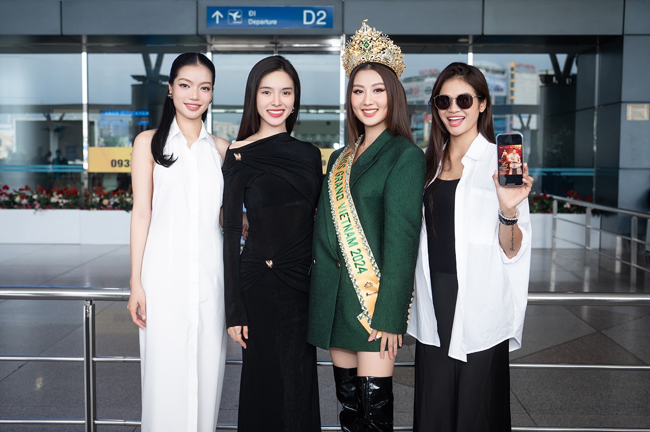 Mẹ Võ Lê Quế Anh tiễn con gái dự thi 'Miss Grand International 2024'