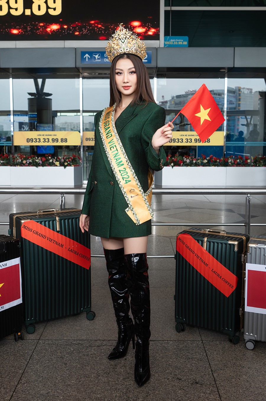 Mẹ Võ Lê Quế Anh tiễn con gái dự thi 'Miss Grand International 2024'