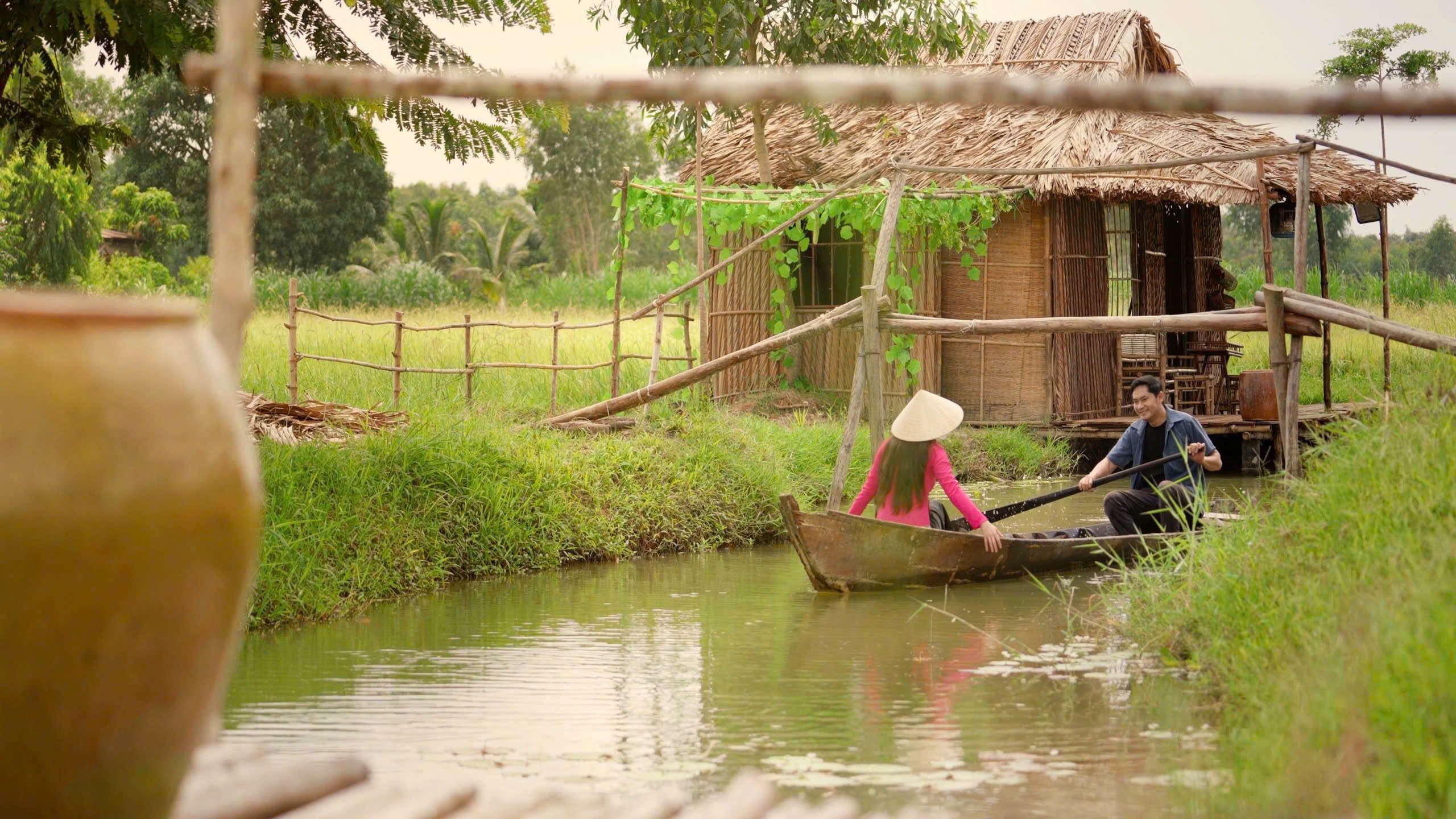 Minh Luân trở lại đường đua âm nhạc với MV 'Tình bậu muốn thôi'