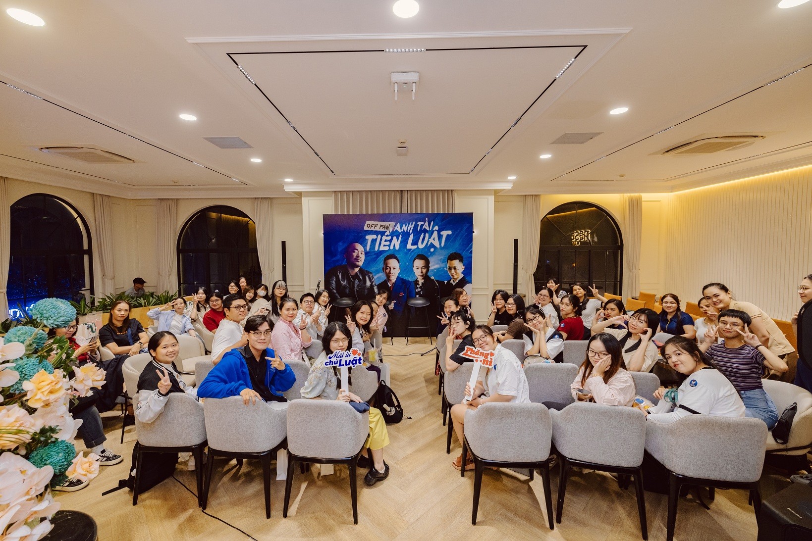 Binz - Tuấn Hưng - Rhymastic - Tiến Đạt 'quậy tung' fanmeeting của Tiến Luật