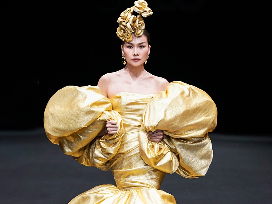 Thanh Hằng đang bị sốt vẫn catwalk thần thái ở Thượng Hải