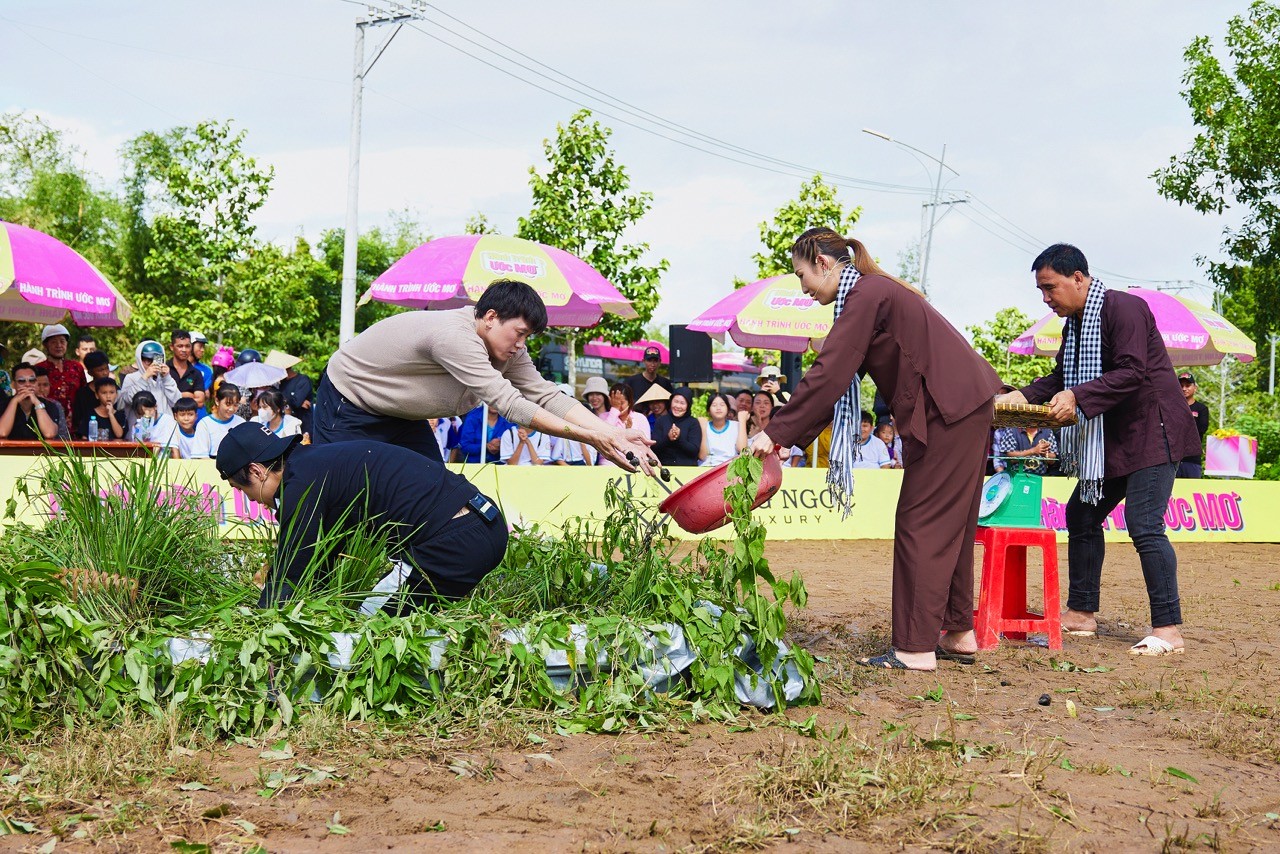 'Hành trình ước mơ': Nguyễn Huỳnh Như cùng Quách Ngọc Tuyên và Ngọc Trai bán vé số để mang về hơn 120 triệu đồng cho nhân vật chính