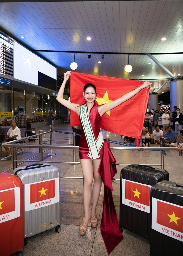 NSX Trương Ngọc Ánh tiễn Cao Ngọc Bích lên đường dự thi 'Miss Earth 2024'