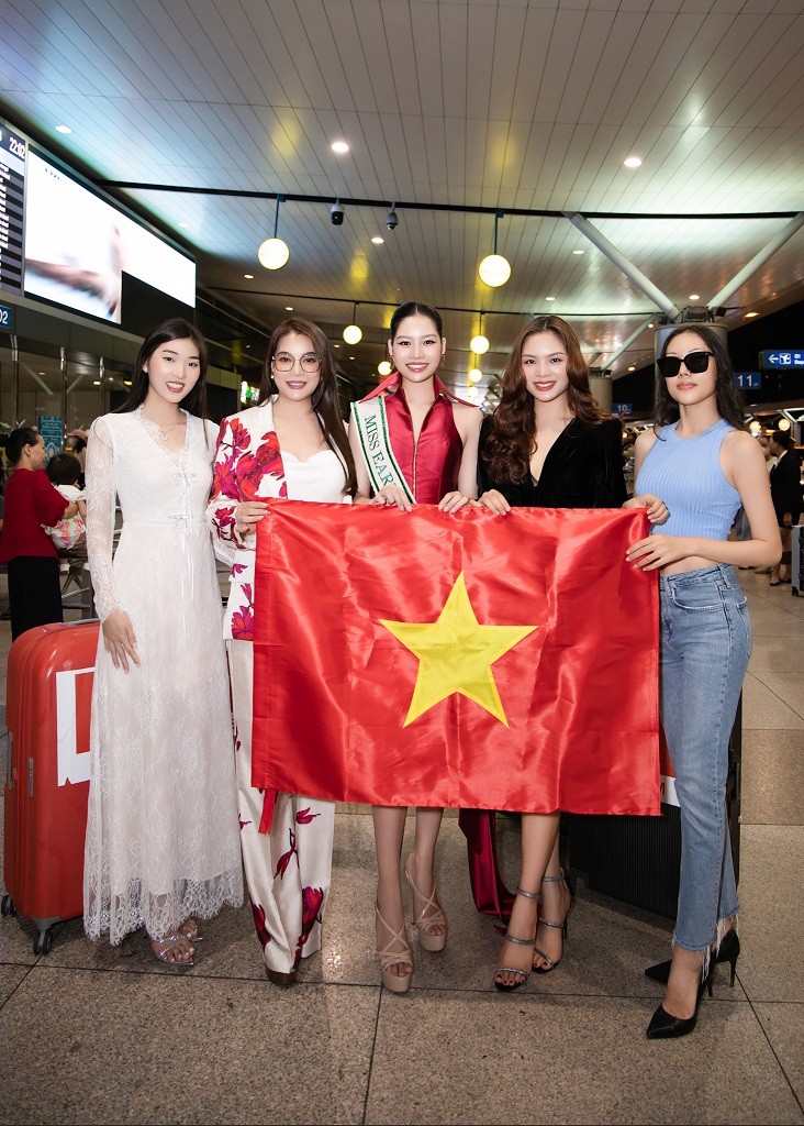 NSX Trương Ngọc Ánh tiễn Cao Ngọc Bích lên đường dự thi 'Miss Earth 2024'