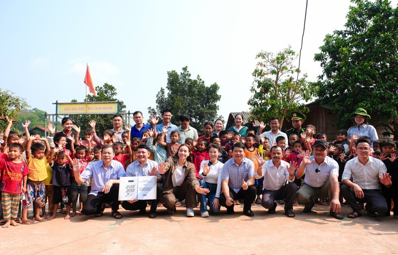 Hồ Ngọc Hà mang công nghệ về bản làng, trao thiết bị học tập cho trẻ em vùng cao biên giới Việt - Lào