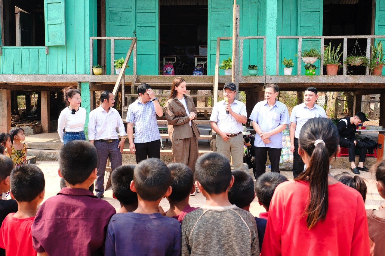 Hồ Ngọc Hà mang công nghệ về bản làng, trao thiết bị học tập cho trẻ em vùng cao biên giới Việt - Lào