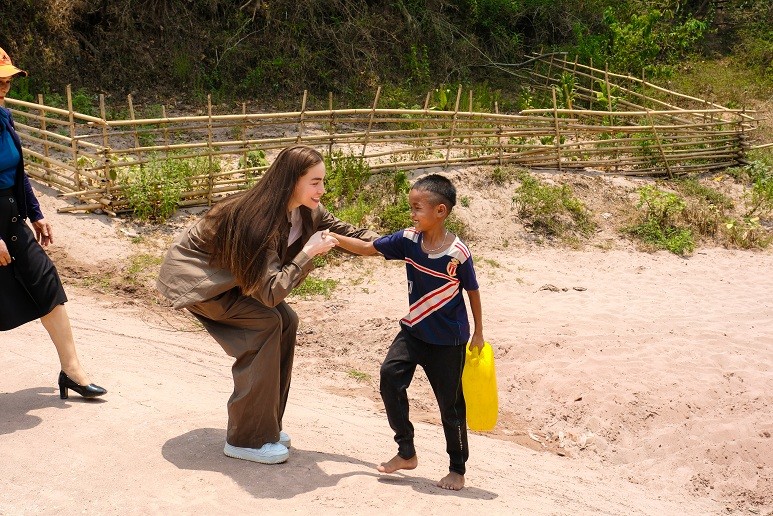 Hồ Ngọc Hà tặng bò cho các hộ nghèo ở Quảng Bình, nghẹn ngào khi nghe người mẹ nghèo ước 'chỉ cần các con khỏe mạnh'