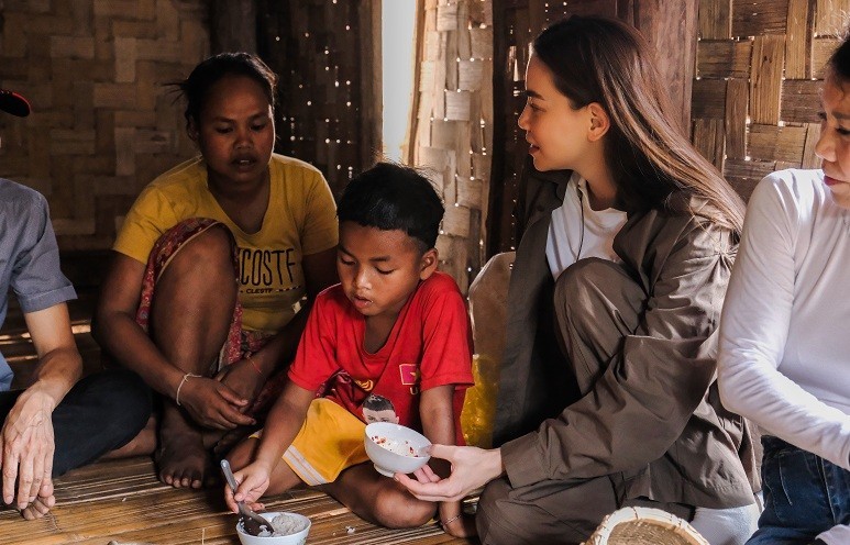 Hồ Ngọc Hà tặng bò cho các hộ nghèo ở Quảng Bình, nghẹn ngào khi nghe người mẹ nghèo ước 'chỉ cần các con khỏe mạnh'