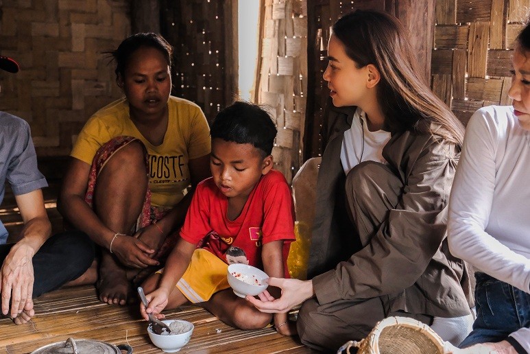 Hồ Ngọc Hà tặng bò cho các hộ nghèo ở Quảng Bình, nghẹn ngào khi nghe người mẹ nghèo ước 'chỉ cần các con khỏe mạnh'