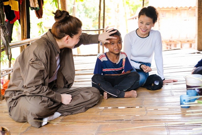 Hồ Ngọc Hà tặng bò cho các hộ nghèo ở Quảng Bình, nghẹn ngào khi nghe người mẹ nghèo ước 'chỉ cần các con khỏe mạnh'