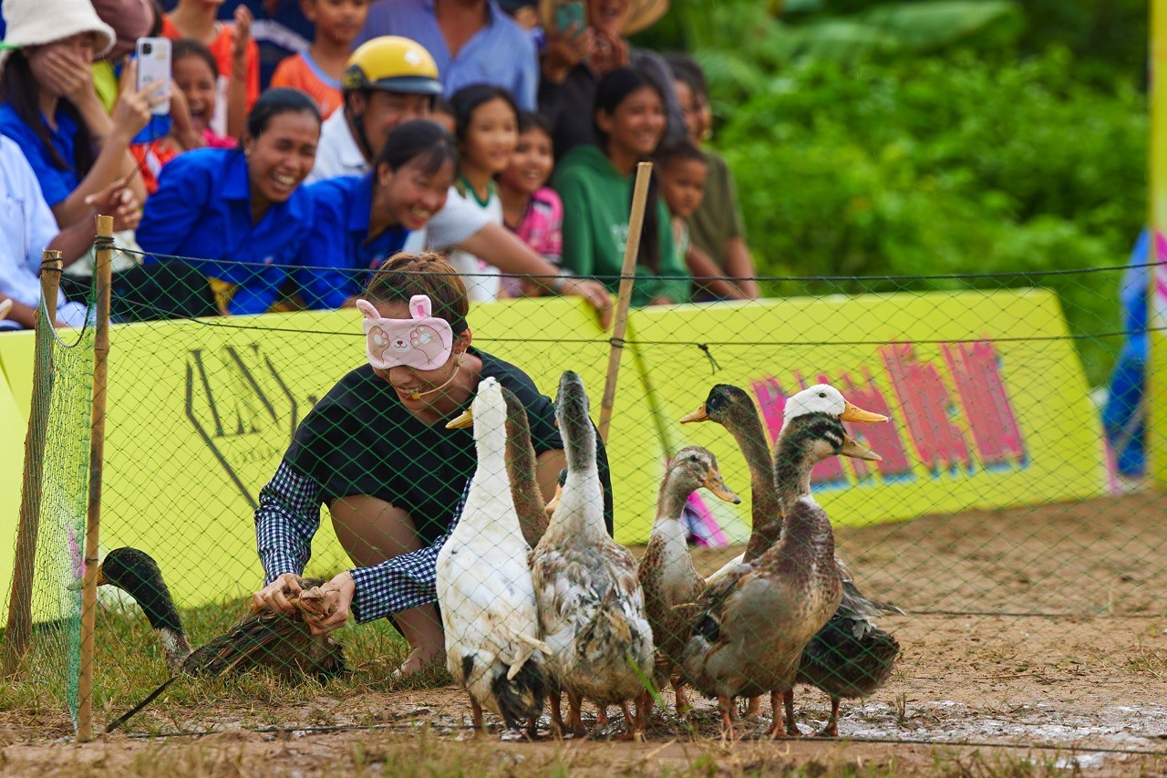 'Hành trình ước mơ': Hồ Quang Hiếu bắt vịt mang về 100 triệu đồng cho nhân vật chính