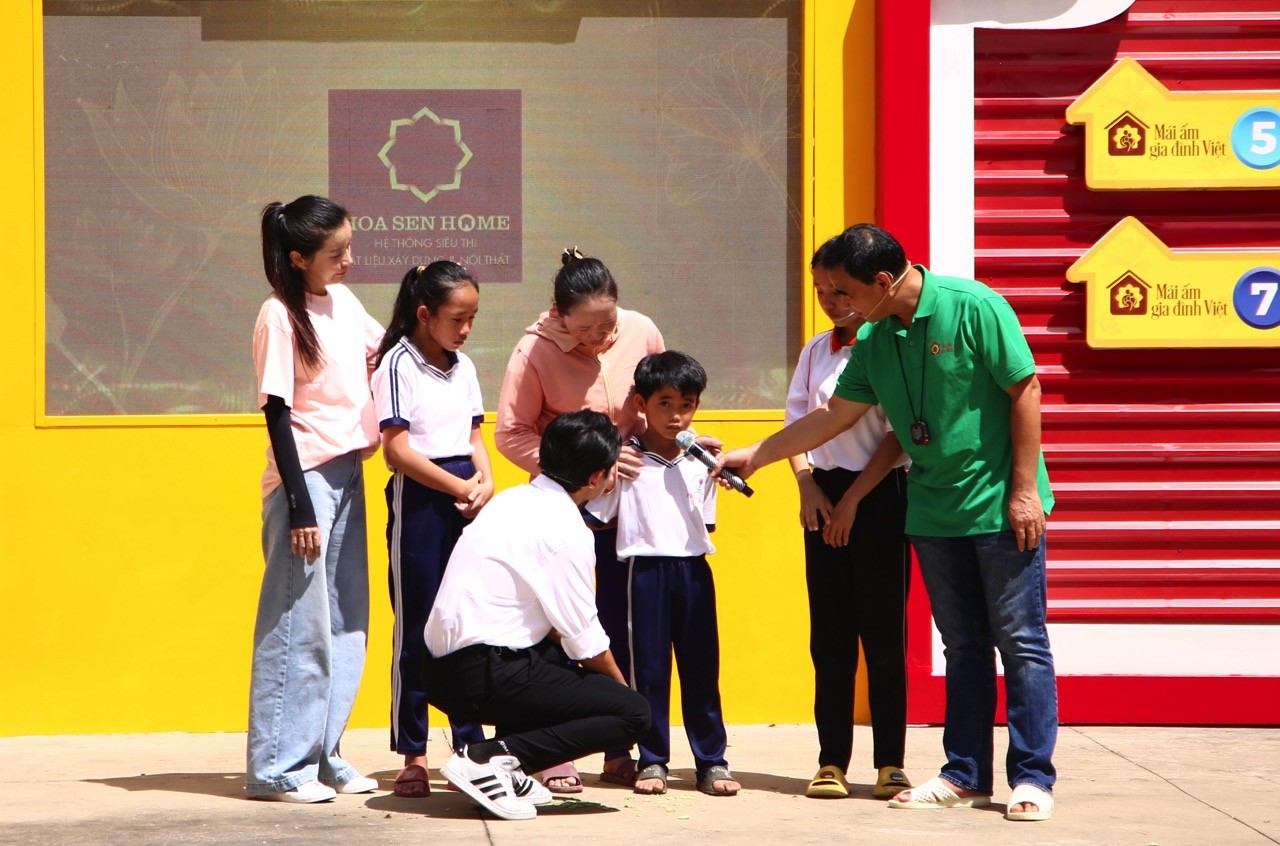 'Mái ấm gia đình Việt': Cao Thái Hà bật khóc vì đồng cảm trước nỗi đau mất cha của em nhỏ mồ côi