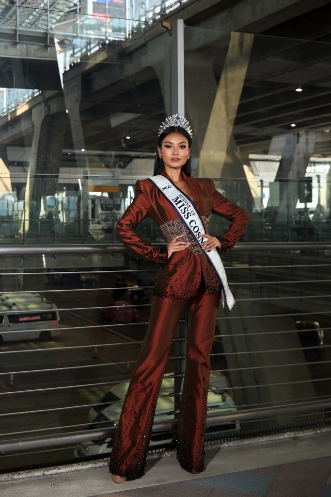 Á hậu 'Miss Cosmo 2024' - Karnruethai Tassabut chính thức bắt đầu chuyến homecoming trở về quê nhà Thái Lan