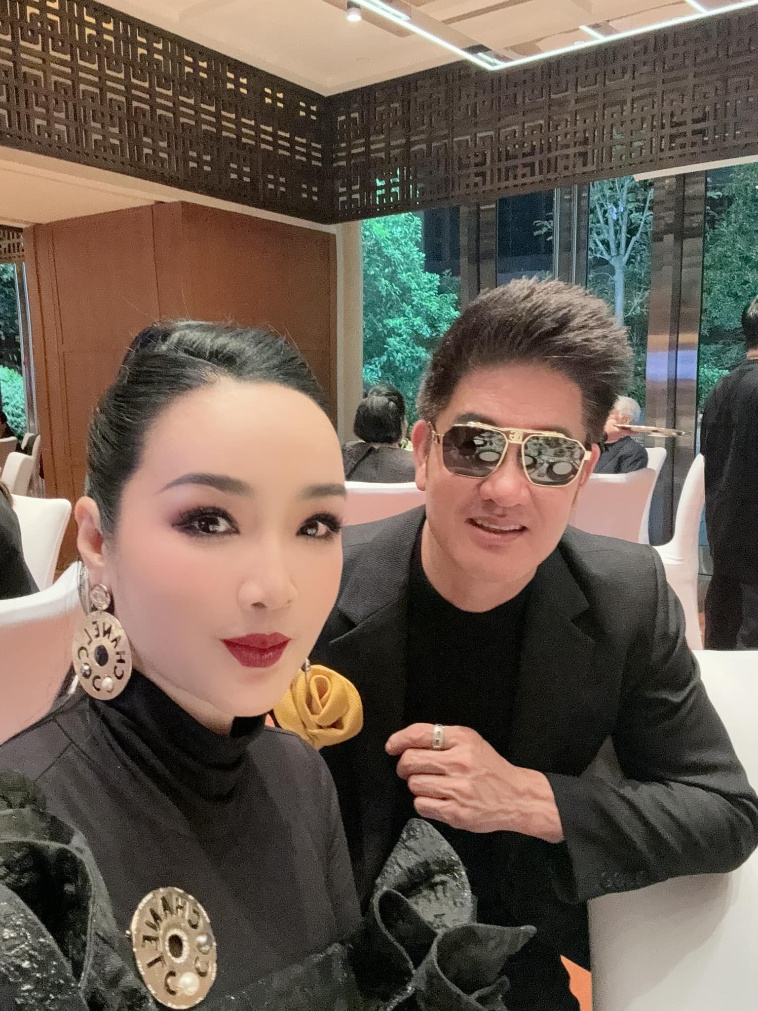 Người đẹp Diễm My và Hà Kiều Anh hội ngộ MC Quốc tế Minh Nhật tại show thời trang SIXDO ở Thượng Hải