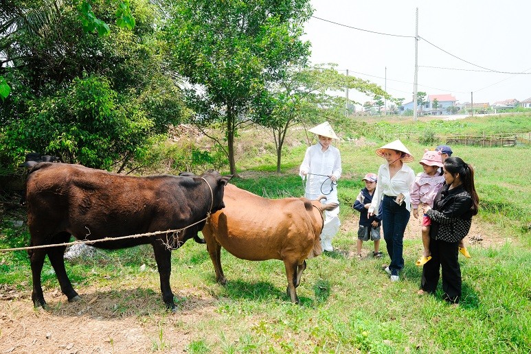 Hồ Ngọc Hà trao học bổng 60 triệu đồng cho bé trai mồ côi cha và sẽ hỗ trợ đến lớp 12