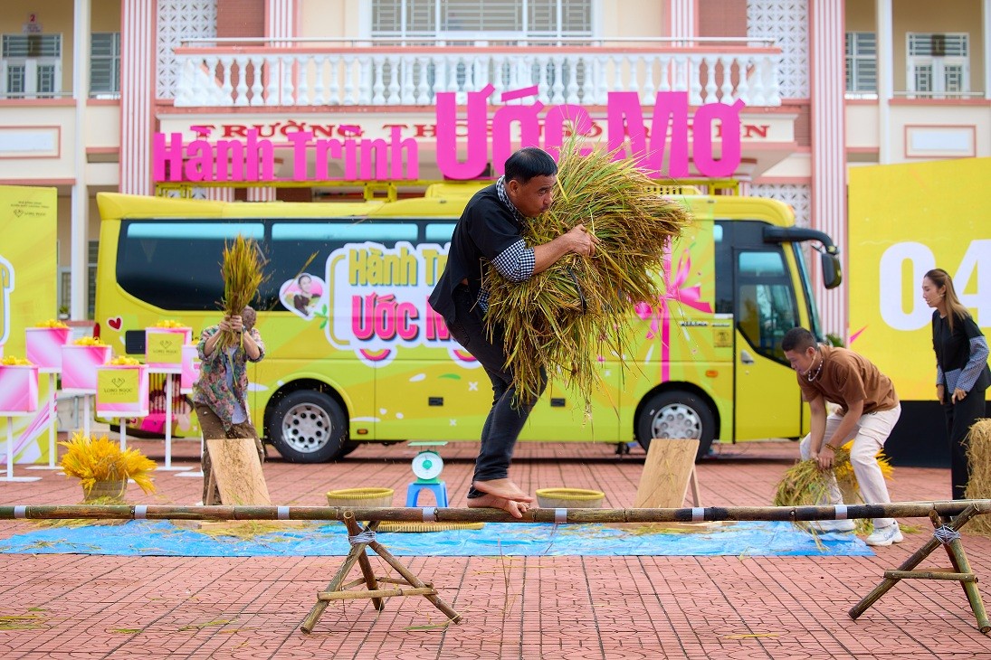 'Hành trình ước mơ' tập 3: Tiêu Minh Phụng, Long Nón Lá đi bán kẹo bông gòn dạo