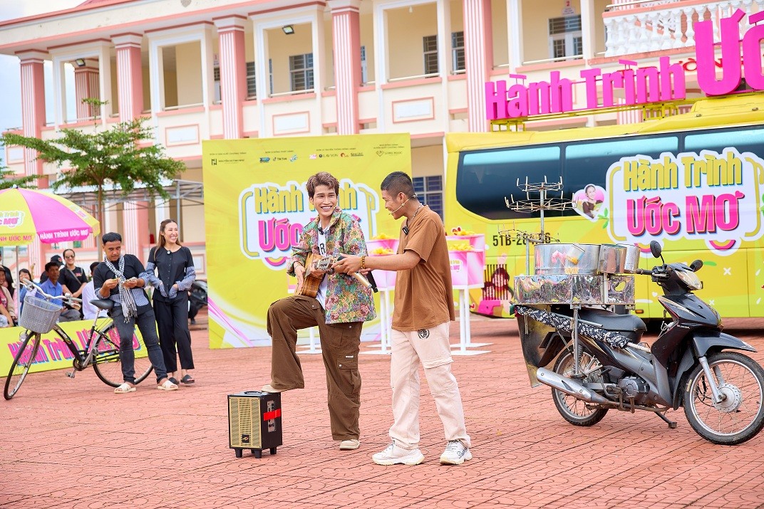 'Hành trình ước mơ' tập 3: Tiêu Minh Phụng, Long Nón Lá đi bán kẹo bông gòn dạo