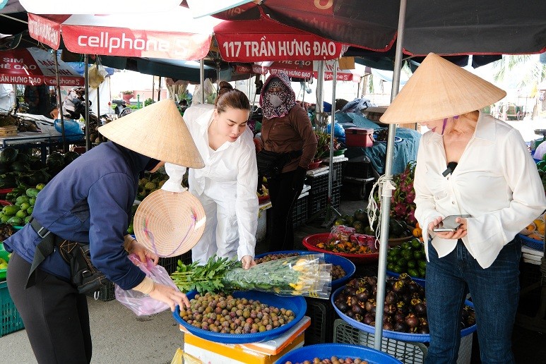 Thương hai bé mồ côi mẹ, Hồ Ngọc Hà tặng học bổng 10 năm