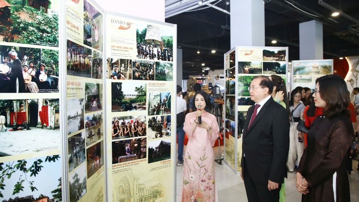 Khai mạc Triển lãm 'Các di sản của Việt Nam được UNESCO công nhận - Trải nghiệm qua các thước phim điện ảnh'