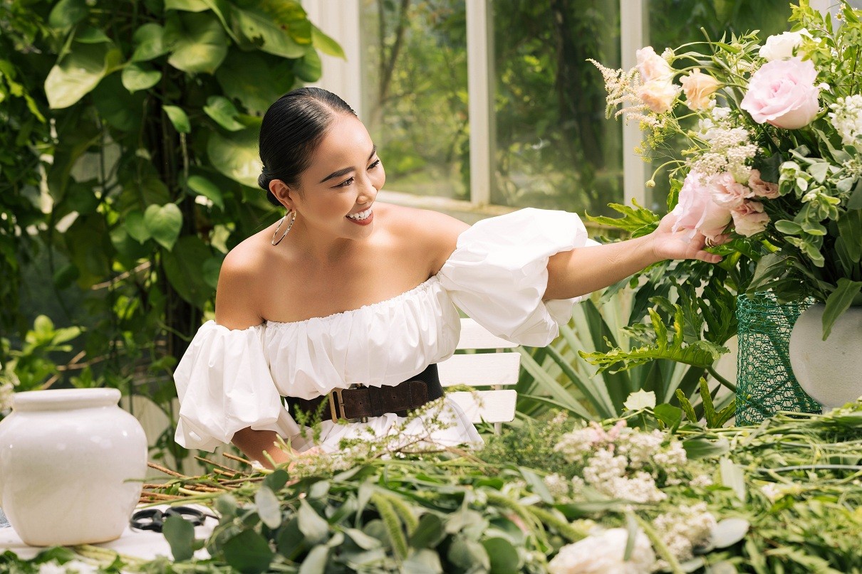 NTK Lý Quí Khánh rủ Jun Phạm, Đoan Trang cắm hoa, tiết lộ phương pháp giúp chữa lành tâm hồn