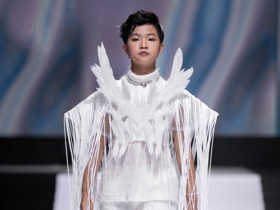 'Chiến binh' Phong Thiên cực ngầu trên sàn diễn 'Vietnam International Fashion Week'