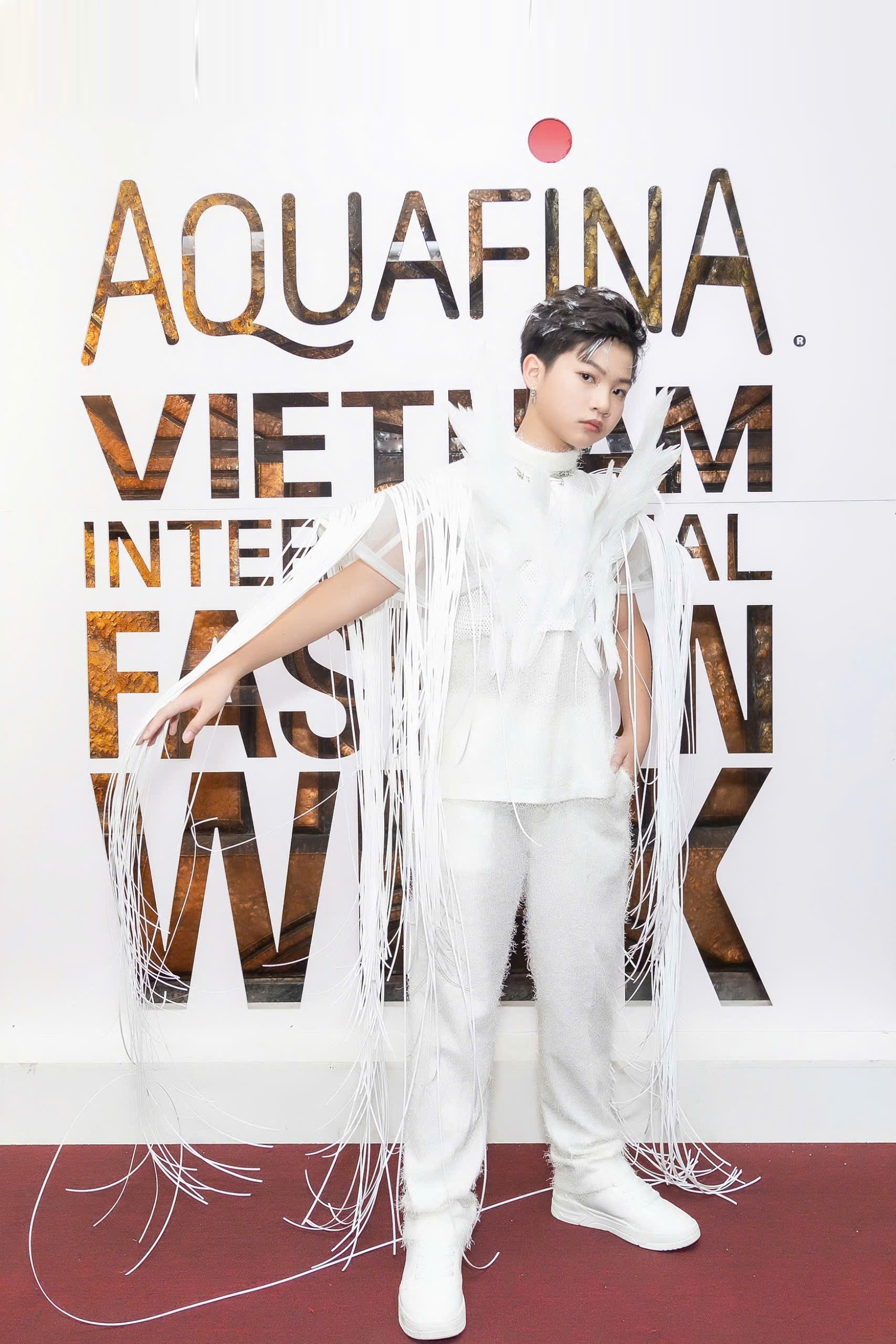 'Chiến binh' Phong Thiên cực ngầu trên sàn diễn 'Vietnam International Fashion Week'