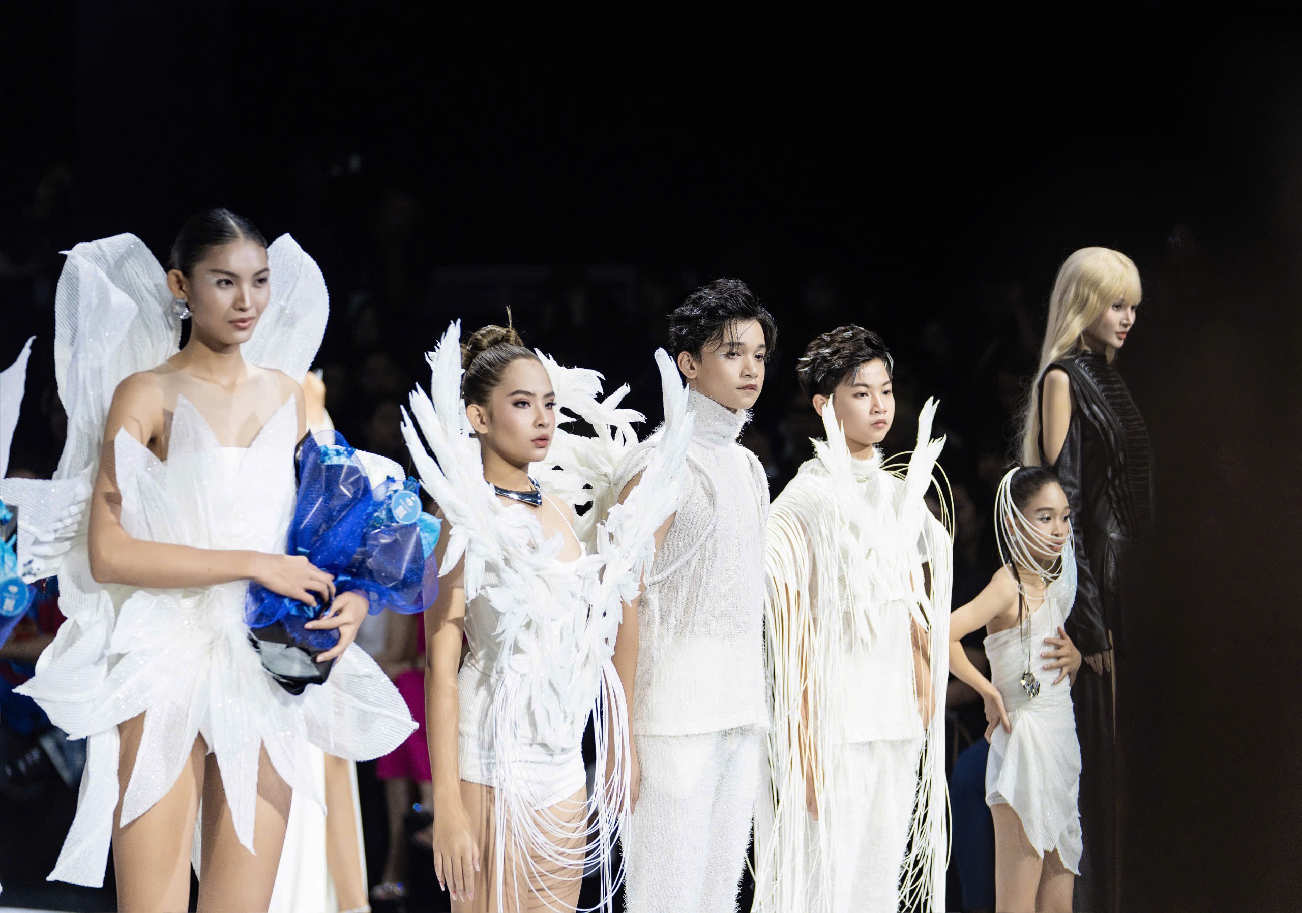 'Chiến binh' Phong Thiên cực ngầu trên sàn diễn 'Vietnam International Fashion Week'