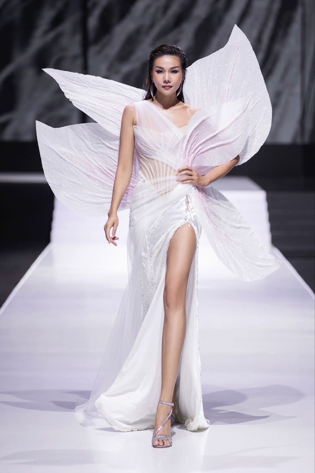 'Chiến binh' Phong Thiên cực ngầu trên sàn diễn 'Vietnam International Fashion Week'