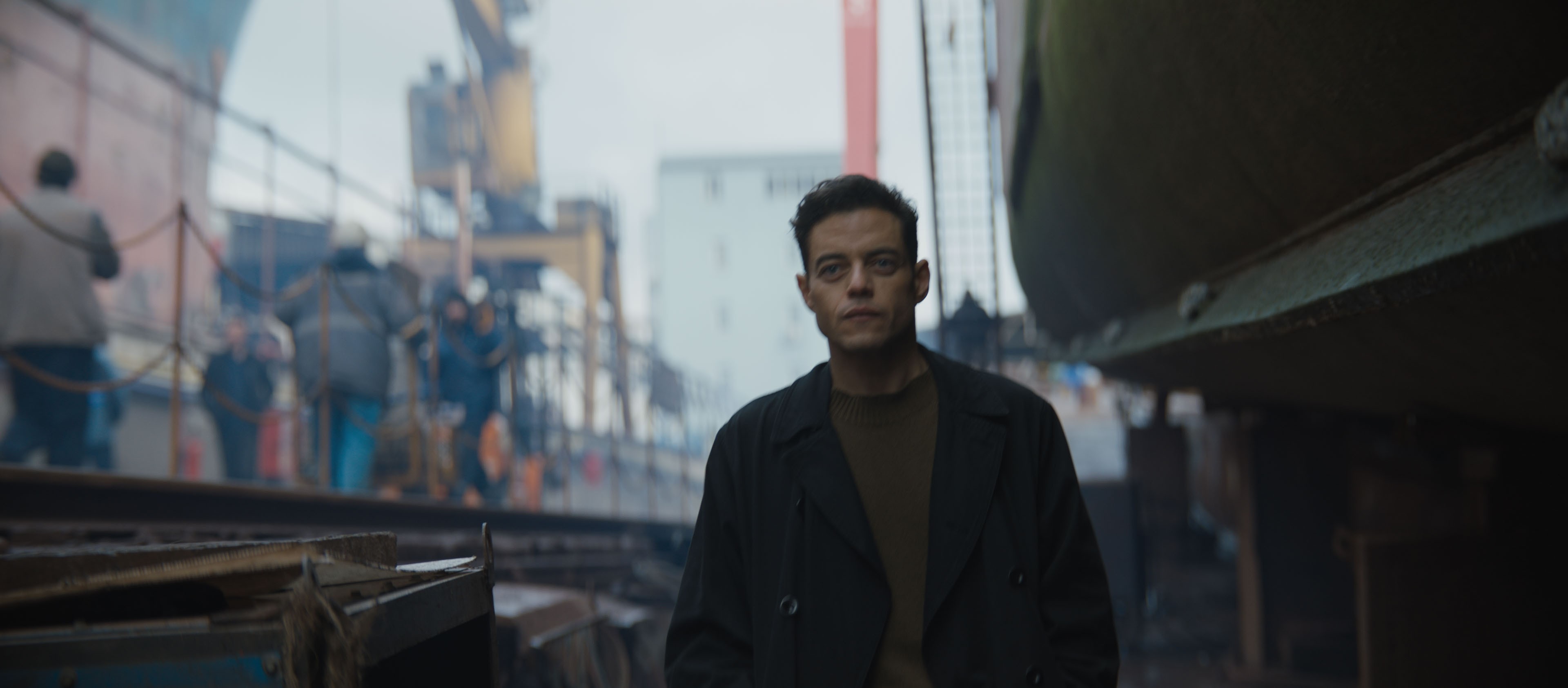 Hết hack máy tính, Rami Malek chuyển sang ám sát trong 'The Amateur'