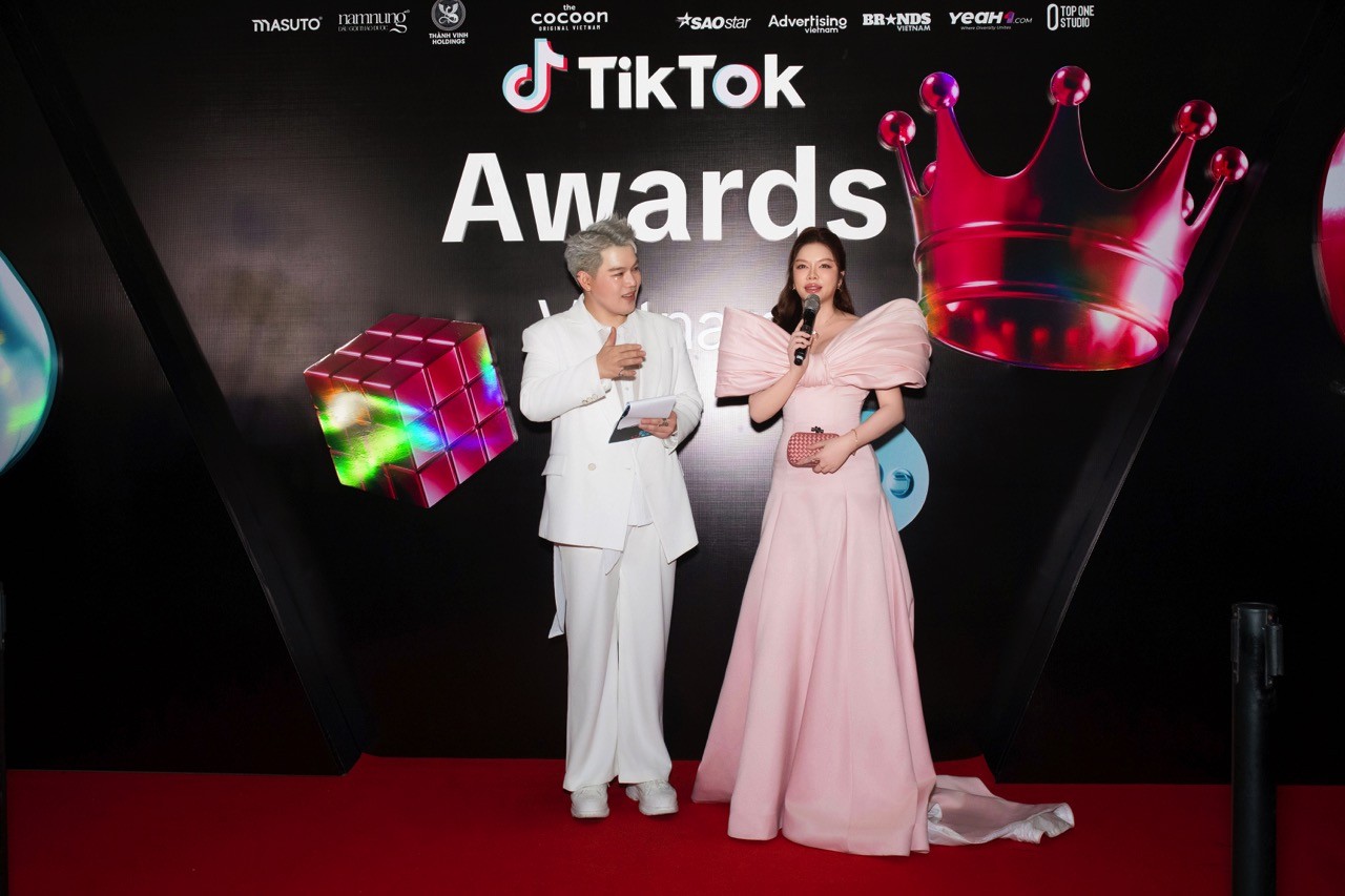 Lý Nhã Kỳ ngọt ngào như tiểu thư trên thảm đỏ TikTok Awards Vietnam 2024