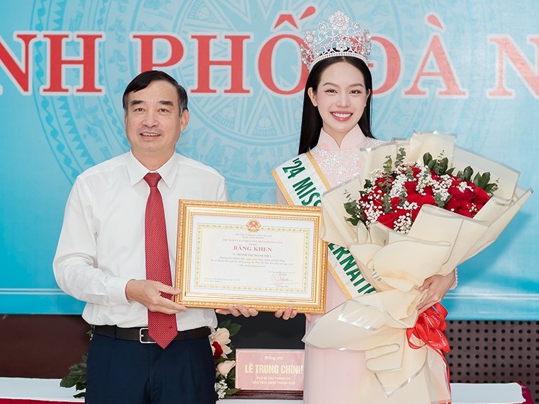 Hoa hậu Thanh Thủy nhận học bổng Thạc sĩ từ trường Đại học Ngoại ngữ Đà Nẵng