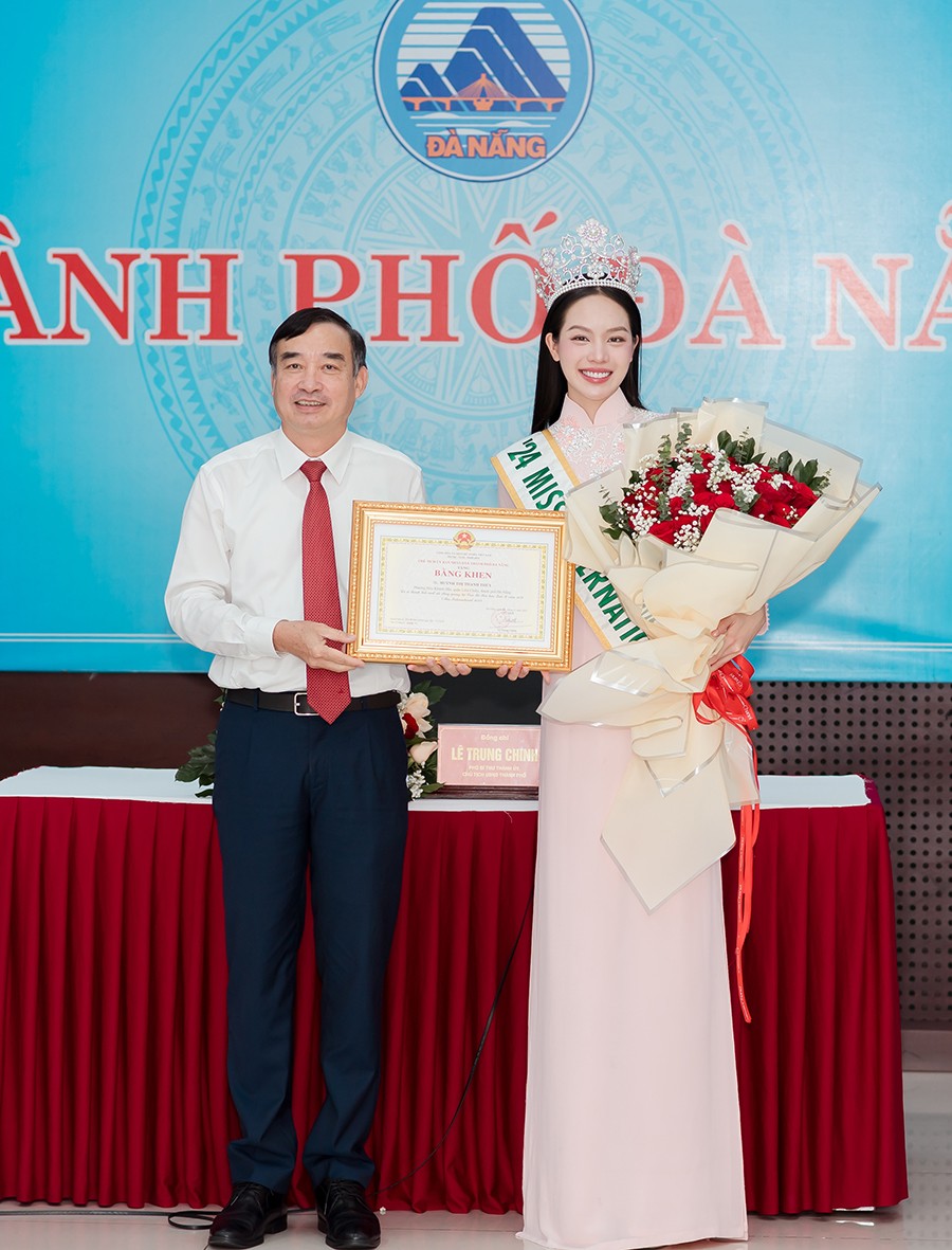 Hoa hậu Thanh Thủy nhận học bổng Thạc sĩ từ trường Đại học Ngoại ngữ Đà Nẵng