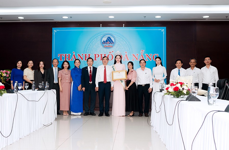 Hoa hậu Thanh Thủy nhận học bổng Thạc sĩ từ trường Đại học Ngoại ngữ Đà Nẵng