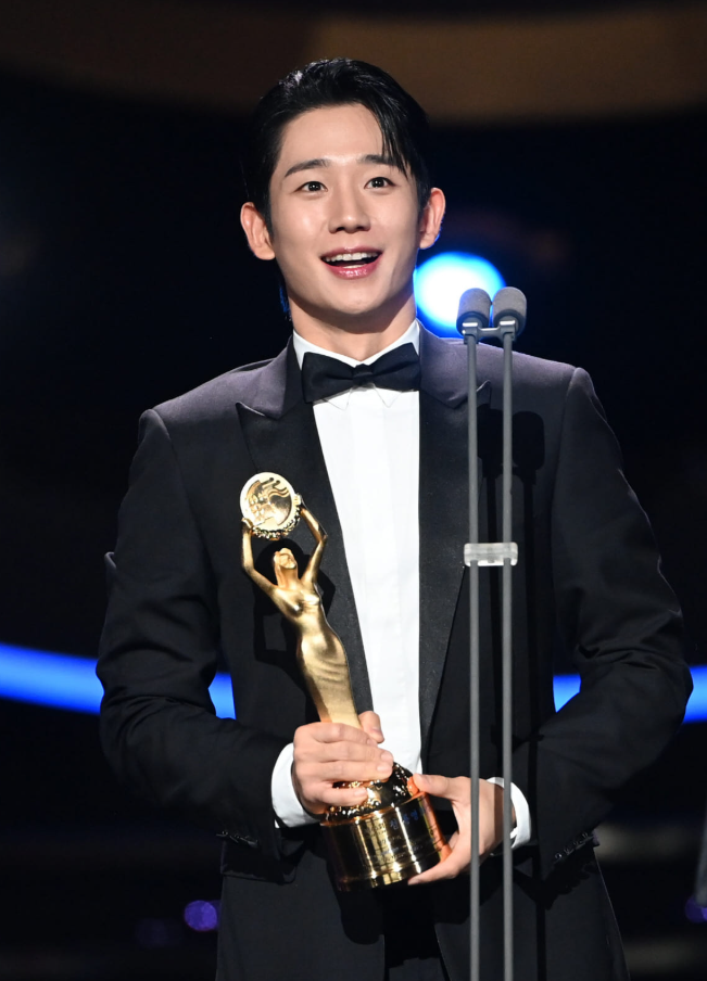 Jung Hae In có biểu cảm ‘gây bão’ tại Rồng Xanh 2024