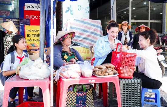 Hồ Ngọc Hà bán khoai giữa ngã ba đường để giúp bà cháu bé gái mồ côi học giỏi