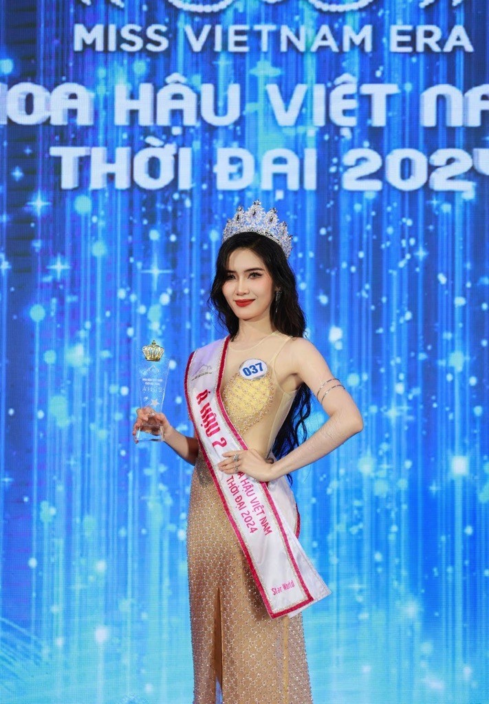 Đăng quang 'Miss Vietnam Era - Hoa hậu Việt Nam thời đại 2024', tân Hoa hậu dành tặng giải thưởng cho người bố ở thiên đường